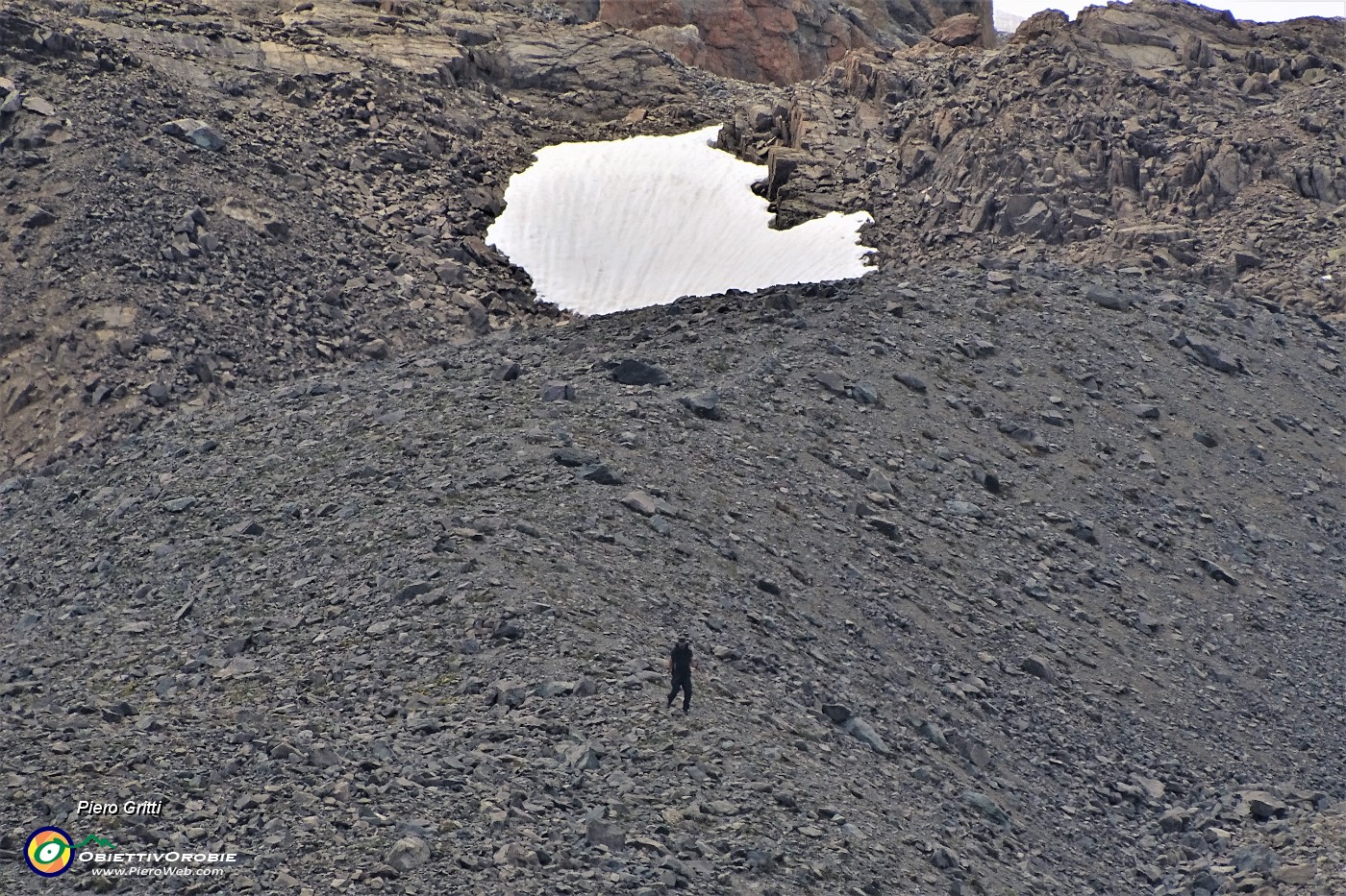 49 Gabriele in discesa dalla bocchetta su morena glaciale.JPG